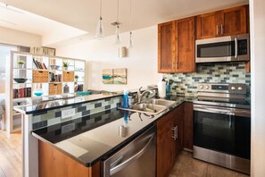 Fridge, microwave, oven, stovetop - East Downtown - Little East Austin Gem (Austin)