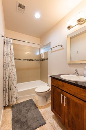 Secador de cabelo, toalhas de banho, sabonete, shampoo