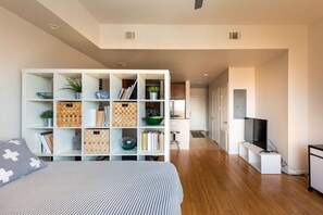 Desk, iron/ironing board, WiFi, bed sheets - East Downtown - Little East Austin Gem (Austin)