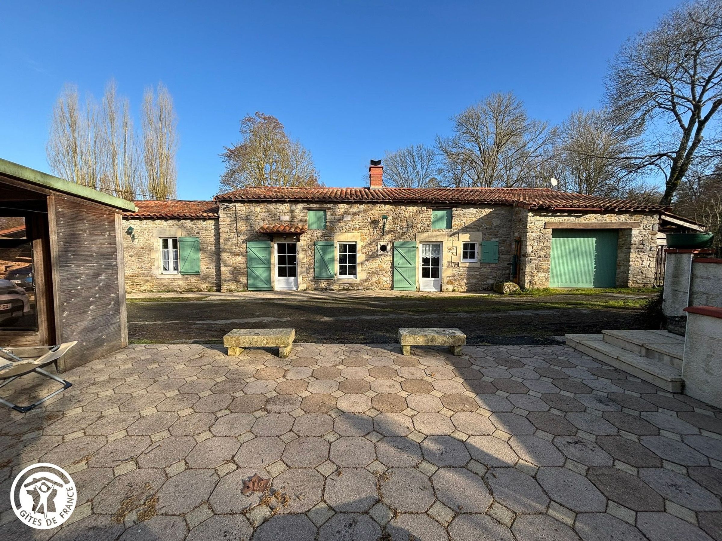 Gîte agréé Gîtes de France en Vendée : Façade et terrasse sud