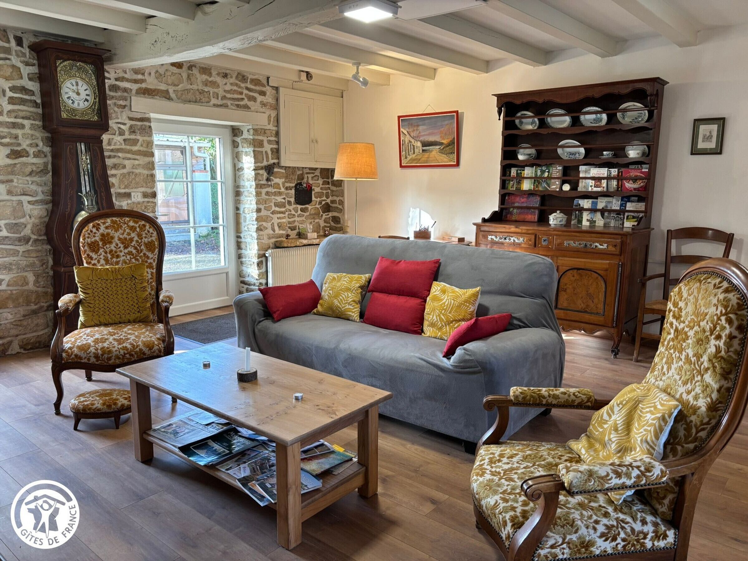 Een televisie en een open haard