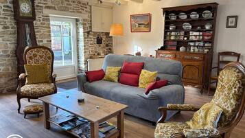 Een televisie en een open haard