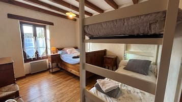 3 bedrooms, free WiFi, bed sheets