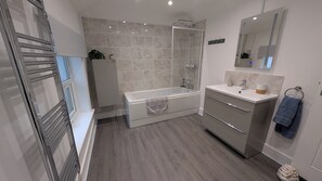 Assecador de cabells, tovalloles, sabó i paper higiènic 
