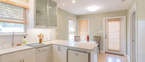 Réfrigérateur, four à micro-ondes, un four, surface de cuisson