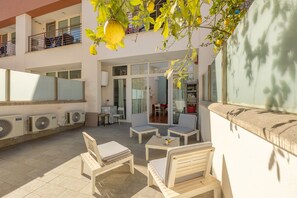Terrace/patio - Sacra Famiglia Ausonia Apartment: History and Modern Comfort by the Sea (Palermo)