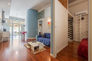 TV - Sacra Famiglia Ausonia Apartment: History and Modern Comfort by the Sea (Palermo)