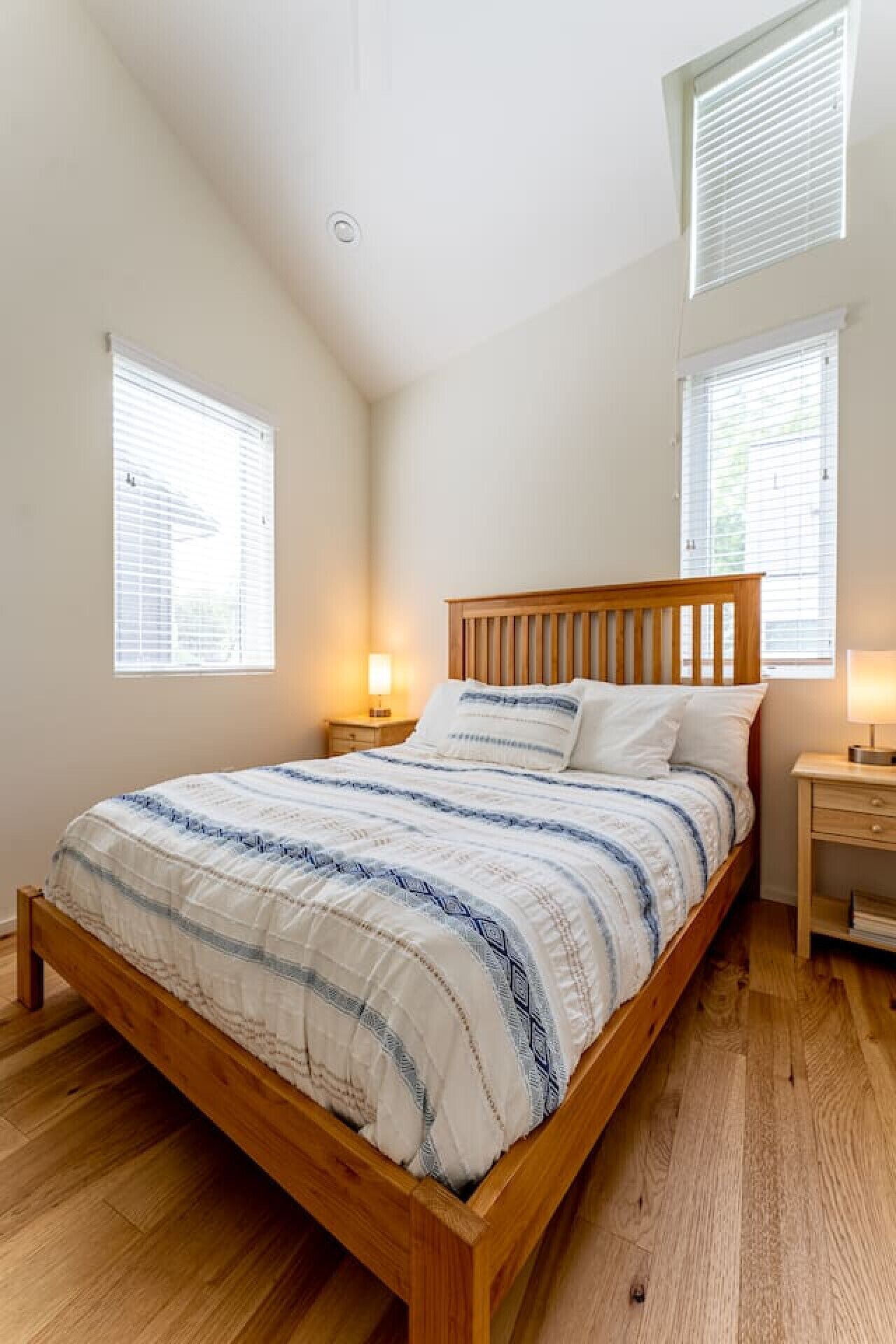 Desk, iron/ironing board, WiFi, bed sheets