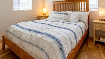 Desk, iron/ironing board, WiFi, bed sheets