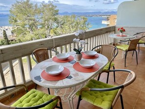 Outdoor dining - Modern apartment in Salou with terrace, air conditioning, and parking (Salou)