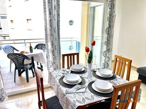 Dining - Golden Luxe Apartment with A/C and Parking in Salou, 300m from Beach (Salou)