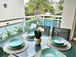 Outdoor dining - Golden Luxe Apartment with A/C and Parking in Salou, 300m from Beach (Salou)