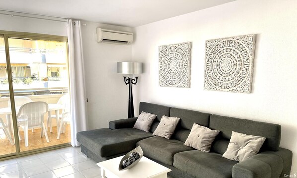TV - Apartment in La Pineda with beach view (La Pineda)