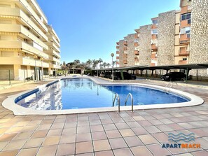Pool - Apartment in La Pineda with beach view (La Pineda)