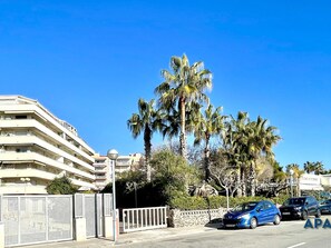Property grounds - Apartment in La Pineda with beach view (La Pineda)