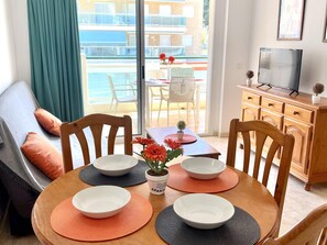 Dining - Vancouver Relax: Air-Conditioned Apartment with Pool, Parking, and 7-Min Walk to Cala Fon Beach (Salou)