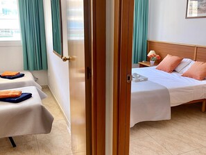 2 bedrooms, bed sheets - Vancouver Relax: Air-Conditioned Apartment with Pool, Parking, and 7-Min Walk to Cala Fon Beach (Salou)