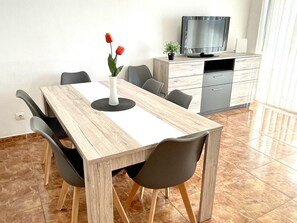 Dining - Spacious beachfront apartment with air conditioning, terrace, and free parking (La Pineda)