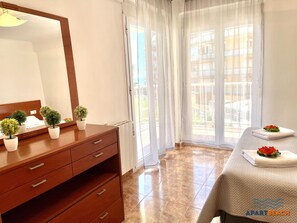 Spa - Spacious beachfront apartment with air conditioning, terrace, and free parking (La Pineda)
