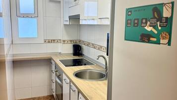Cafetera y tetera, refrigerador, microondas y horno