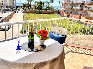 Outdoor dining - Spacious beachfront apartment with air conditioning, terrace, and free parking (La Pineda)