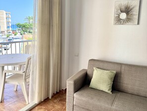 TV - Spacious beachfront apartment with air conditioning, terrace, and free parking (La Pineda)