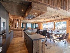 Fridge, microwave, oven, dishwasher - Luxury Chalet in Les Gets with Jacuzzi, Wifi & Parking (Les Gets)