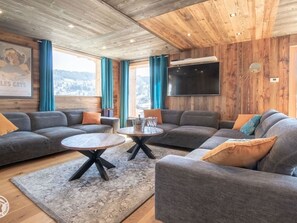 TV - Luxury Chalet in Les Gets with Jacuzzi, Wifi & Parking (Les Gets)