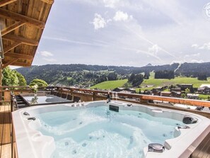 A hot tub with a scenic view of a mountainous landscape. - Luxury Chalet in Les Gets with Jacuzzi, Wifi & Parking (Les Gets)