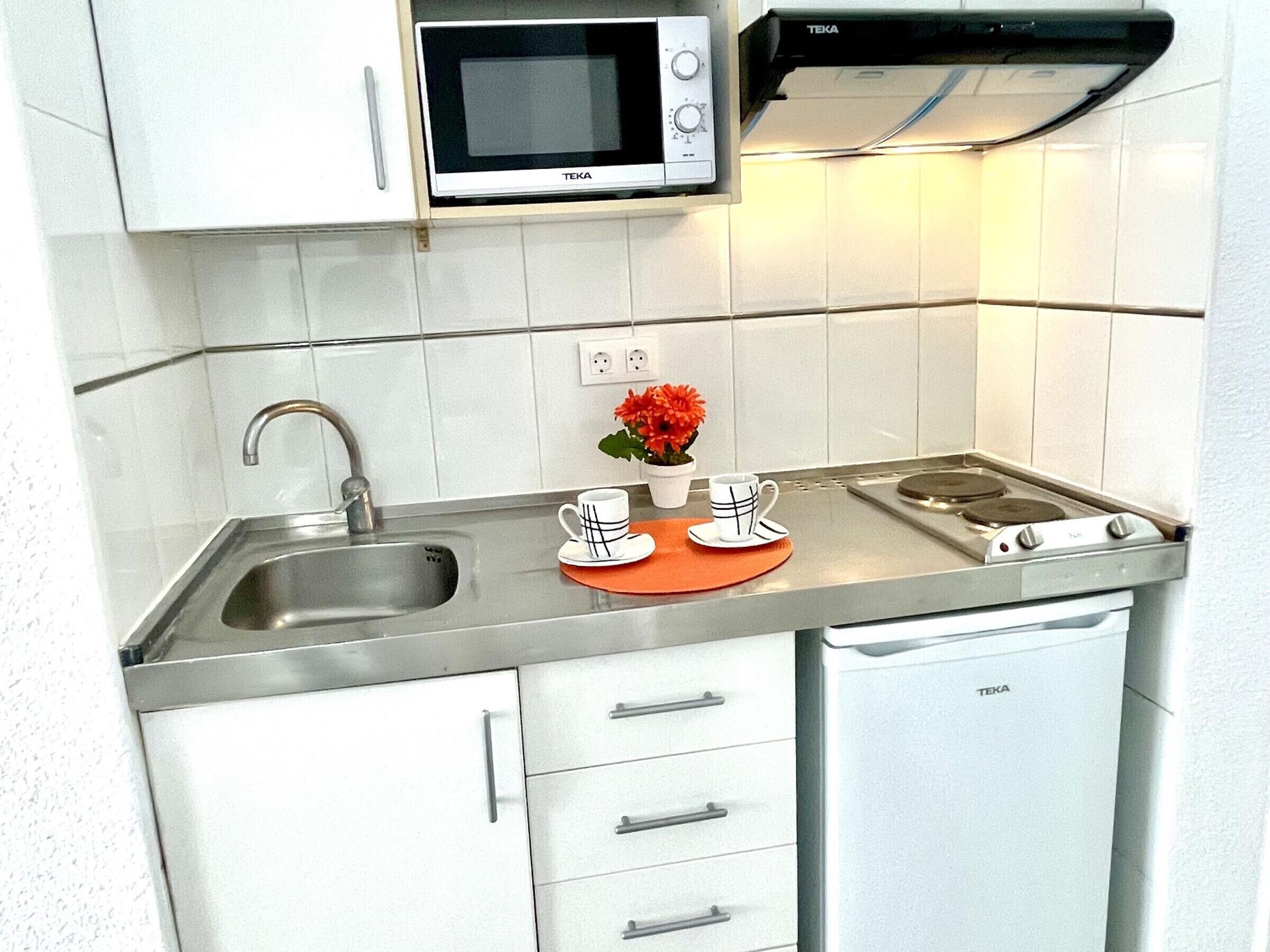 Een koelkast, een magnetron, een koffiezetapparaat/waterkoker