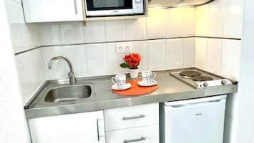 Een koelkast, een magnetron, een koffiezetapparaat/waterkoker