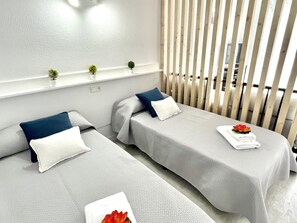 1 bedroom, bed sheets - Beachfront Loft with A/C and Pool, Near Port Aventura, Salou (Salou)