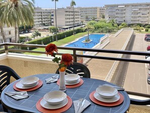 Outdoor dining - La Pineda: Terrace, Pool, Parking, Air Conditioning (La Pineda)