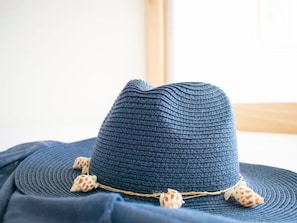Un gorro de llana blau fosc amb textura de costelles i una borla.