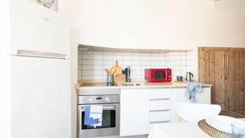 Coffee/tea maker, fridge, microwave, oven