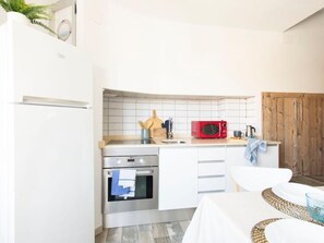 Refrigerador, microondas, horno y cafetera y tetera 