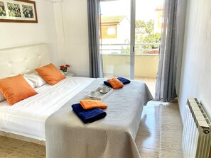 2 bedrooms, free WiFi, bed sheets - Family-Friendly Apartment with Garden, BBQ, and Pool Near Beach in Salou (Salou)