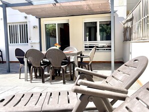 Outdoor dining - Family-Friendly Apartment with Garden, BBQ, and Pool Near Beach in Salou (Salou)