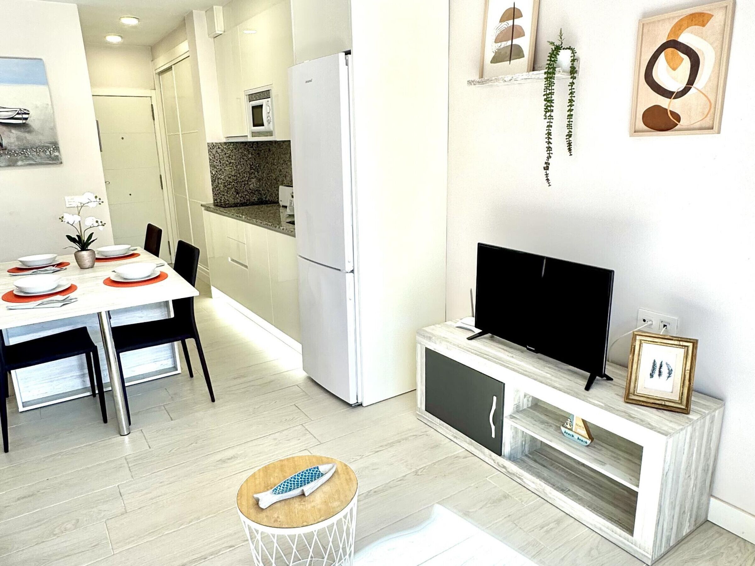 Køleskab, mikrobølgeovn, opvaskemaskine, kaffe-/temaskine