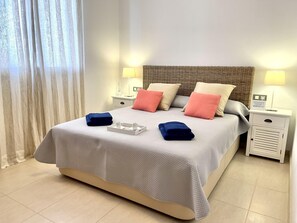 2 bedrooms, bed sheets - Seafront apartment with pool and parking in Miami Playa (Miami Playa)