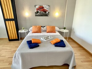 1 bedroom, bed sheets - Comfortable apartment in Salou with air conditioning, pool and optional Wi-Fi, near the beach (Salou)