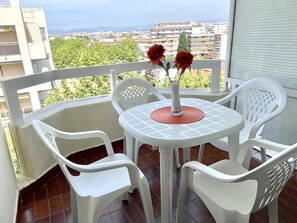 Outdoor dining - Comfortable apartment in Salou with air conditioning, pool and optional Wi-Fi, near the beach (Salou)