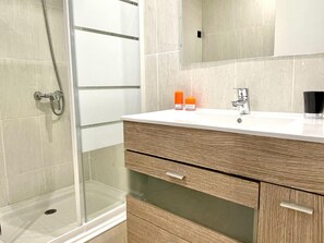 Bathroom - Comfortable apartment in Salou with air conditioning, pool and optional Wi-Fi, near the beach (Salou)