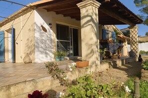 Terrace/patio - Gite de Mina, we welcome you and your pet. (Camaret-sur-Aigues)