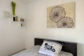 3 habitaciones, tabla de planchar con plancha, internet y ropa de cama 