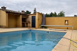 Pool - Gite de Mina, we welcome you and your pet. (Camaret-sur-Aigues)