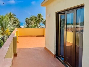 Exterior detail - Comfortable Penthouse in Salou for 8, spacious terrace by the beach, Wi-Fi (Salou)