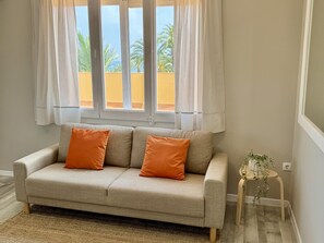 TV - Comfortable Penthouse in Salou for 8, spacious terrace by the beach, Wi-Fi (Salou)
