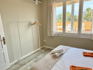 4 bedrooms, free WiFi, bed sheets - Comfortable Penthouse in Salou for 8, spacious terrace by the beach, Wi-Fi (Salou)