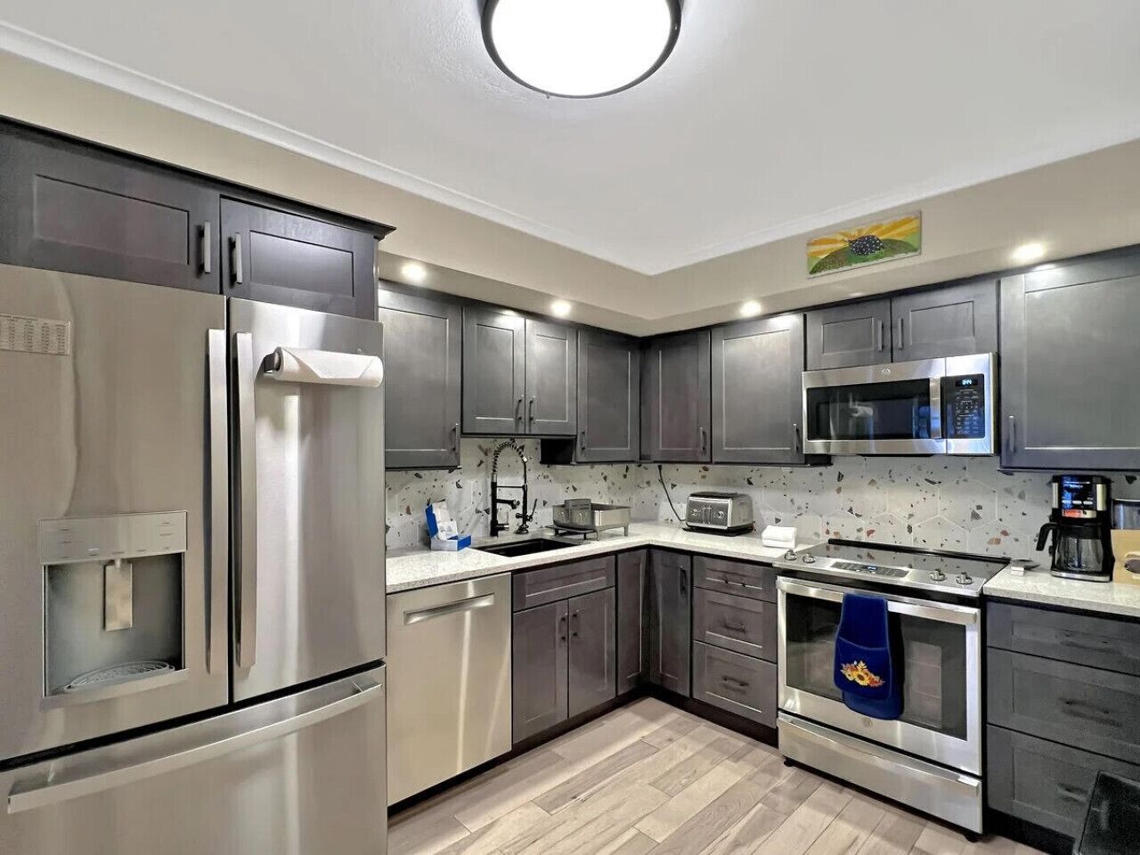 Geladeira, micro-ondas, fogão, cooktop